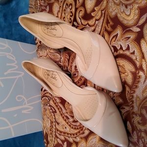 Life stride cream beige taupe 2.75 inch heels patent trim 8 saldana worn once